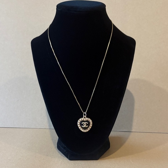 Heart shaped CC pendant in black with gold tone hardware and pearl like trim - Picture 4 of 12